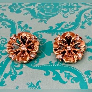 Vintage Trifari Gold-Tone Floral CLIP-On Earrings 🌸 Rhinestone Accents